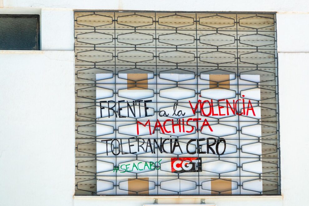  Un cartel frente a la iglesia Divina Pastora de Motril en apoyo a Jenni Hermoso.