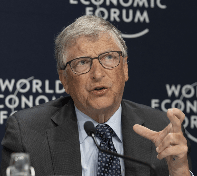 Bill Gates abre una enorme granja de mosquitos en Colombia