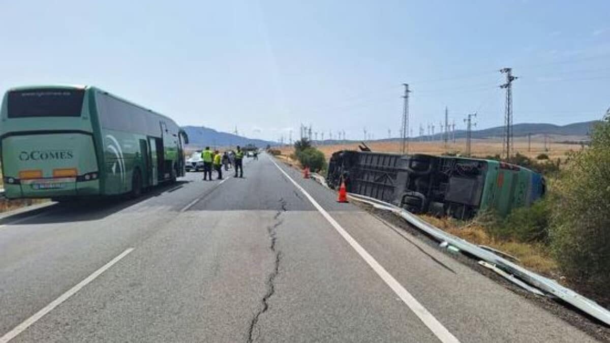 El autobús volcado tras el accidente