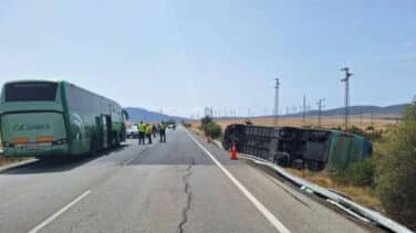 Una colisión entre un autobús y una moto en Cádiz deja un muerto y 30 heridos