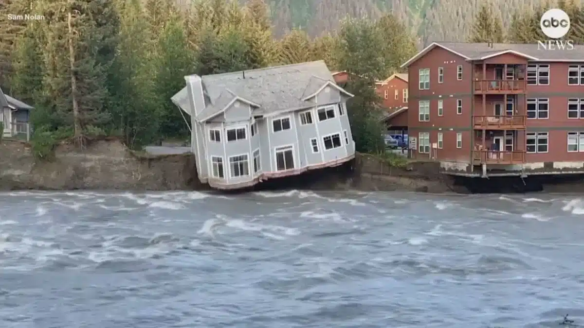 El desprendimiento de un glaciar en Alaska provoca el derrumbamiento de varias viviendas