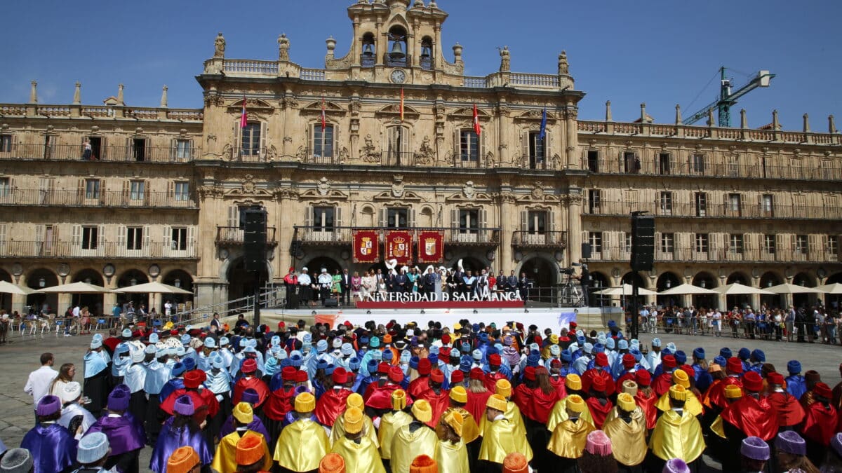 La comitiva académica en la Plaza Mayor de Salamanca durante la suelta de globos