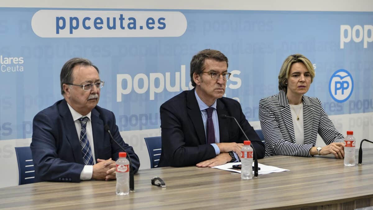 (I-D) El presidente de la ciudad autónoma de Ceuta, Juan Jesús Vivas; el presidente del PP, Alberto Núñez Feijóo y la secretaria general del PP de Ceuta, Yolanda Bel
