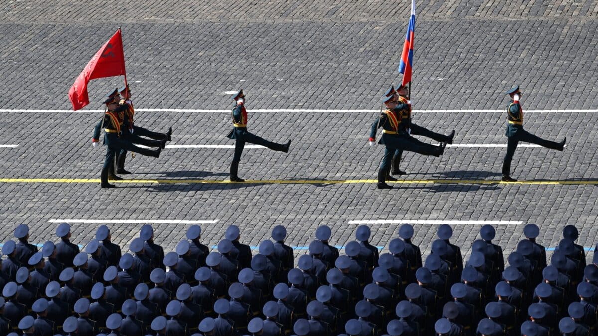 Soldados rusos celebran el día de la victoria en mayo.