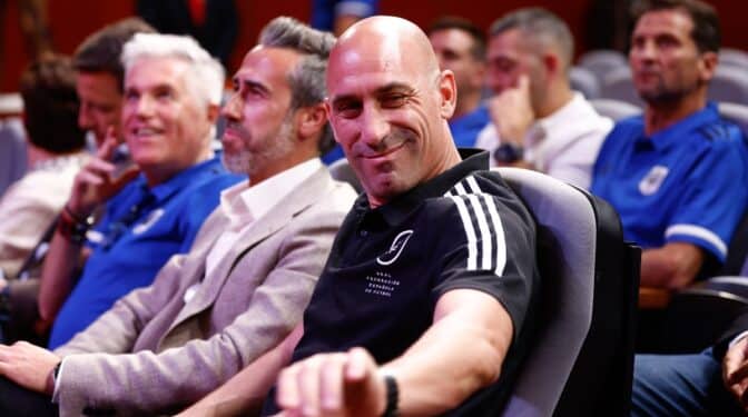 El poder de Luis Rubiales se desmorona tras la suspensión de la FIFA