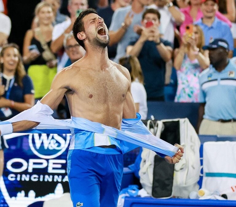 Djokovic debuta en el US Open arrebatando a Carlos Alcaraz el número 1