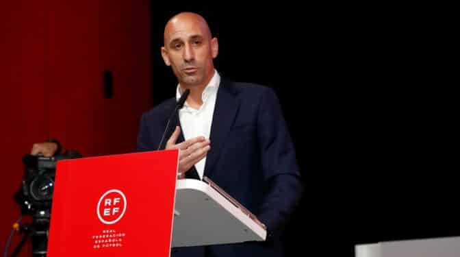 Rubiales y el beso a Jenni Hermoso: «Lo hubiera hecho también con la selección masculina»