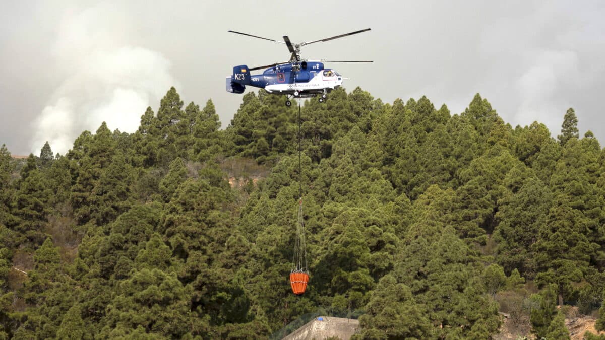 En la imagen, un helicóptero Kamov se reabastece de agua en un estanque durante las labores de extinción del incendio en la zona de los altos de Güímar este martes.
