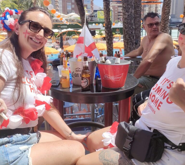 La victoria de España, vista desde la zona 'guiri' de Benidorm: una decepción antes de seguir con la fiesta