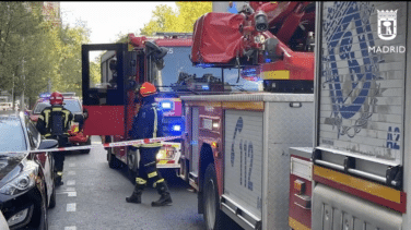 Desalojan el centro comercial Castellana 200 tras incendiarse un coche híbrido en el aparcamiento subterráneo