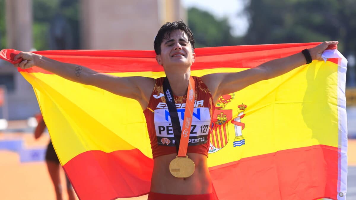 La medallista de oro María Pérez de España celebra su victoria en los 20 km marcha femeninos del Campeonato Mundial de Atletismo en Budapest