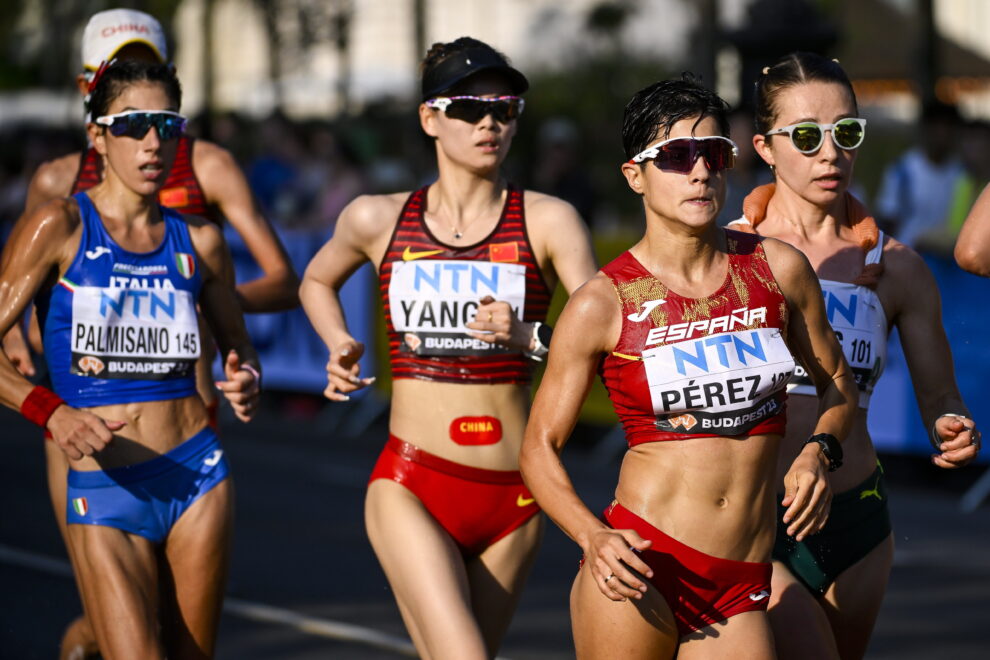 Antonella Palmisano de Italia (L), Jemima Montag de Australia (R) y María Pérez de España (2R) compitieron en los 20km marcha femenino del Campeonato Mundial de Atletismo Budapest