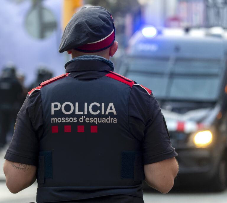Encuentran el cadáver de una mujer con signos de violencia en una vivienda en Barcelona