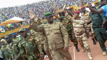 La junta militar de Níger se aferra al poder y cierra el espacio aéreo