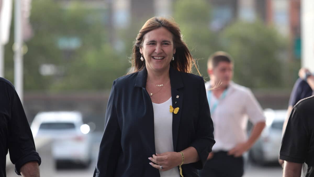 La presidenta de Junts per Catalunya, Laura Borràs, a su llegada para el seguimiento de la jornada electoral de los comicios generales en el hotel Barceló Sants
