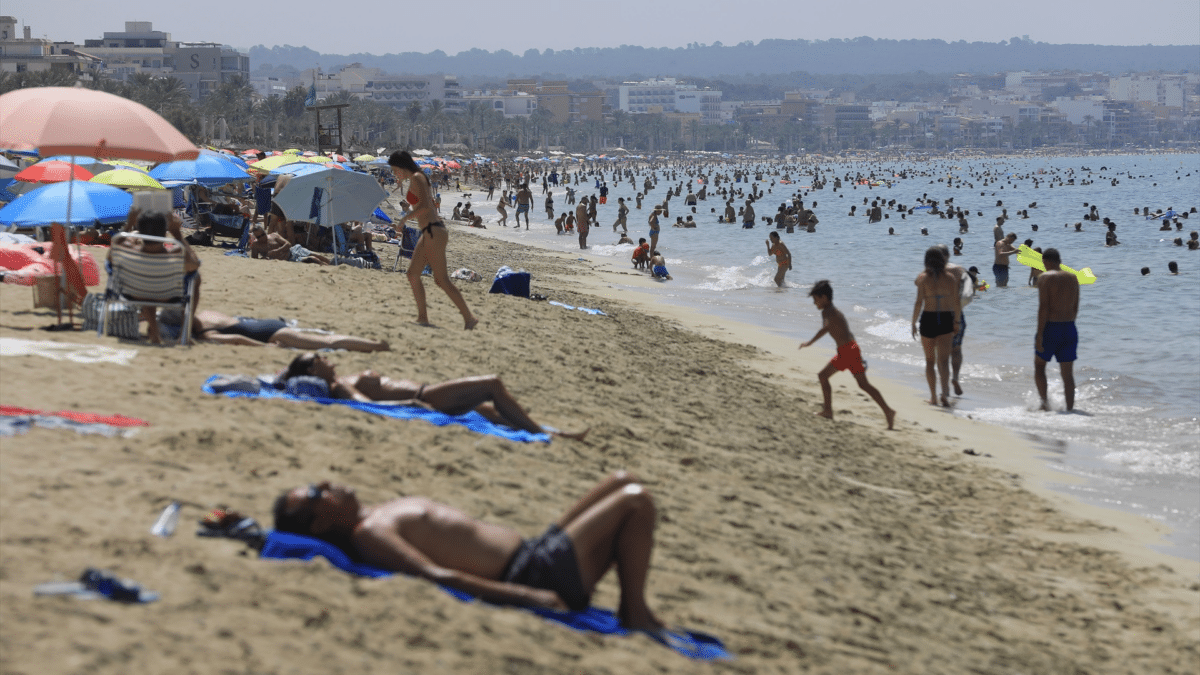 Varias personas en una playa de Mallorca, al aprovechar los días festivos de agosto en España