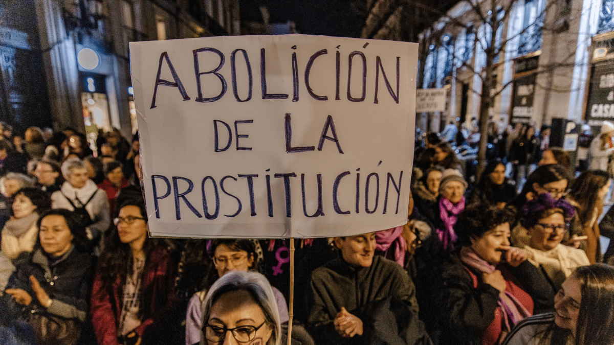 Cientos de mujeres durante una manifestación por el 8M, pidiendo que cada vez más regiones de España sancionen la prostitución