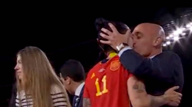 Denuncian a Rubiales ante el CSD por el beso en la boca a Jenni Hermoso tras la final del Mundial