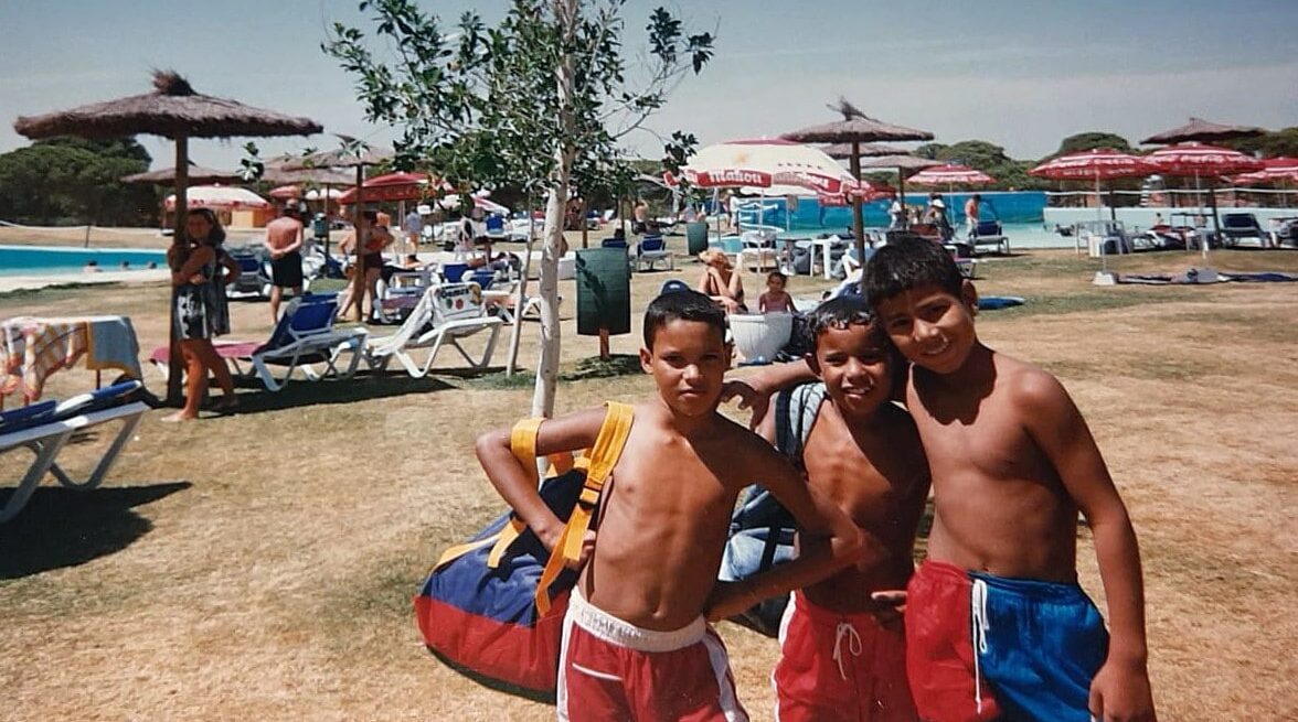 Salamu Hamudi Bachri, en 1996, en San Juan del Puerto (Huelva), junto con amigos saharauis, durante Vacaciones en Paz