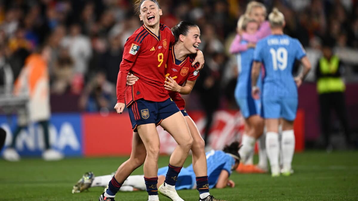 Esther González y María Pérez de España celebran la victoria en la final de la Copa Mundial Femenina de la FIFA 2023