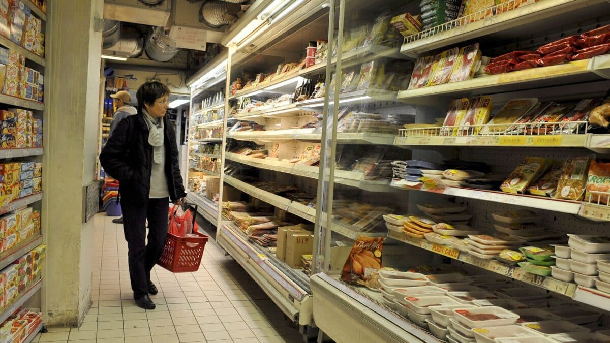 Un cliente observa las estanterías de un supermercado