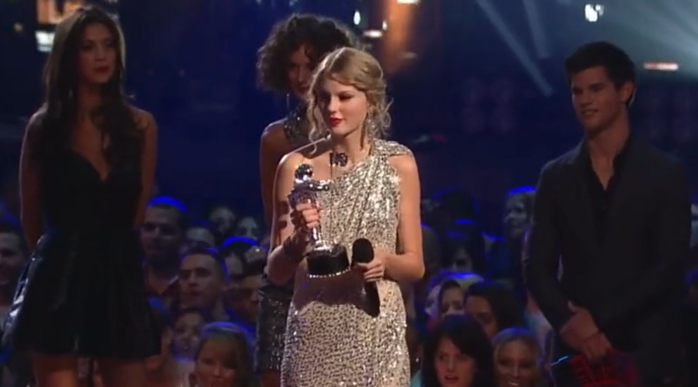 Taylor Swift escucha el abucheo de los VMAs 2009 tras la interrupción de Kanye West