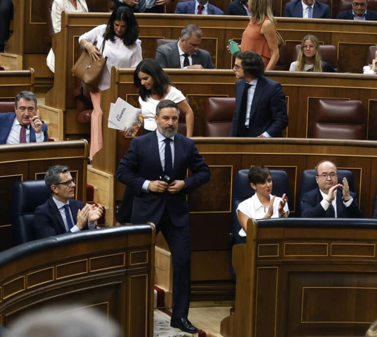 Los diputados de Vox se marchan del pleno y dejan los pinganillos en el escaño de Sánchez