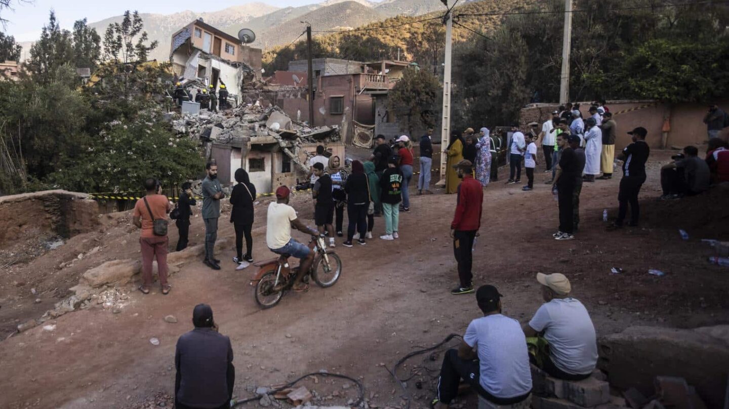 Vecinos de Ouirgane, al sur de Marrakesh, observan las tareas de rescate.