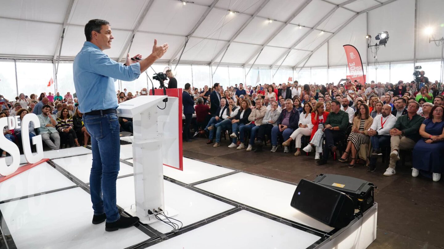 El secretario general del PSOE y presidente del Gobierno en funciones, Pedro Sánchez, este 17 de septiembre de 2023 durante su intervención en la Fiesta de la Rosa del PSdeG, en Sigüeiro-Oroso, A Coruña.