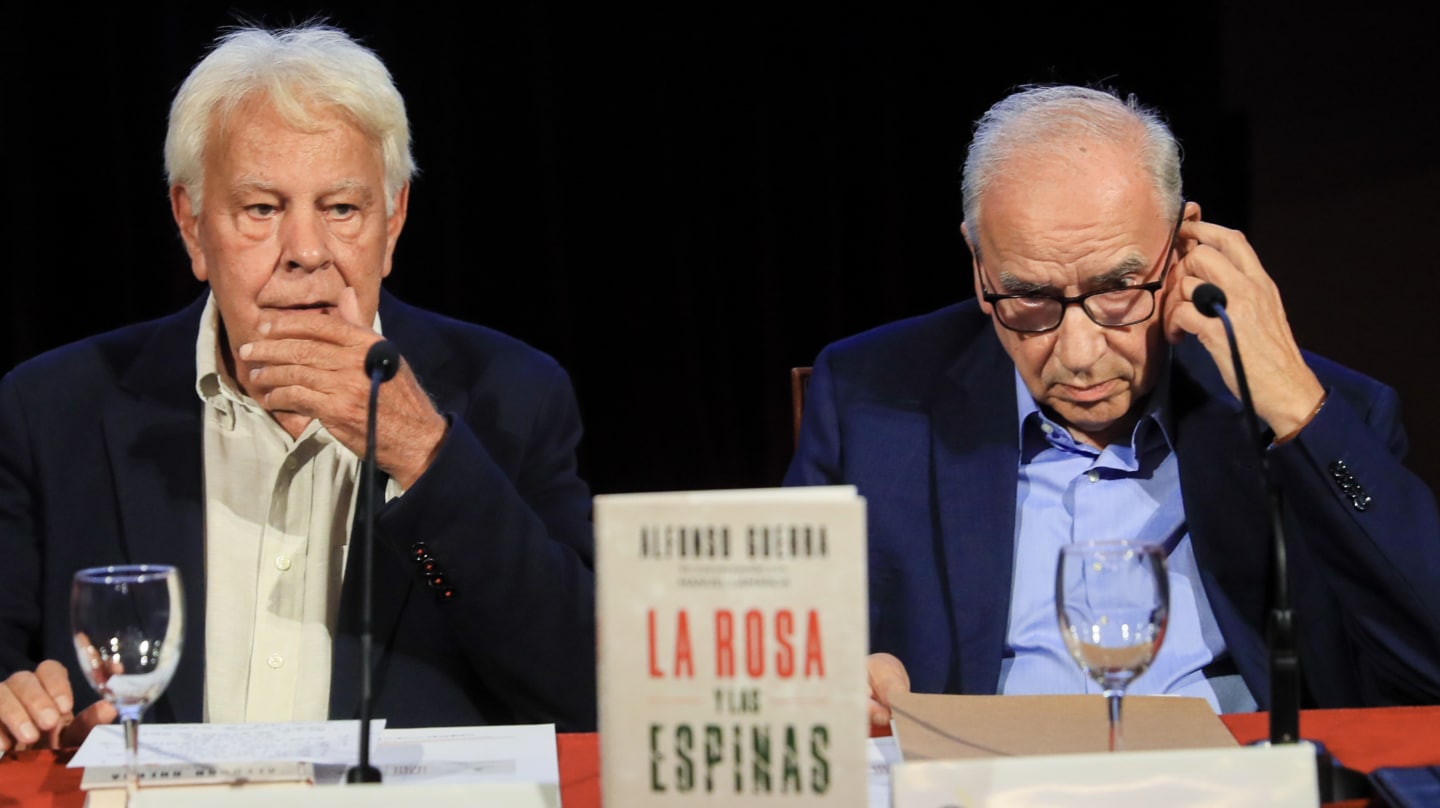 MADRID, 20/09/2023.- El ex vicepresidente del Gobierno Alfonso Guerra (d), junto al ex presidente del Gobierno Felipe González (i), durante la presentación de su libro 'La rosa y las espinas: El hombre detrás del político', este miércoles en el Ateneo de Madrid. EFE/ Fernando Alvarado