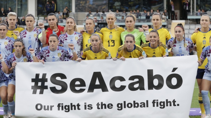 Las jugadoras de la selección femenina saltan al campo en Göteborg con pancarta y puño en alto: "Se acabó"