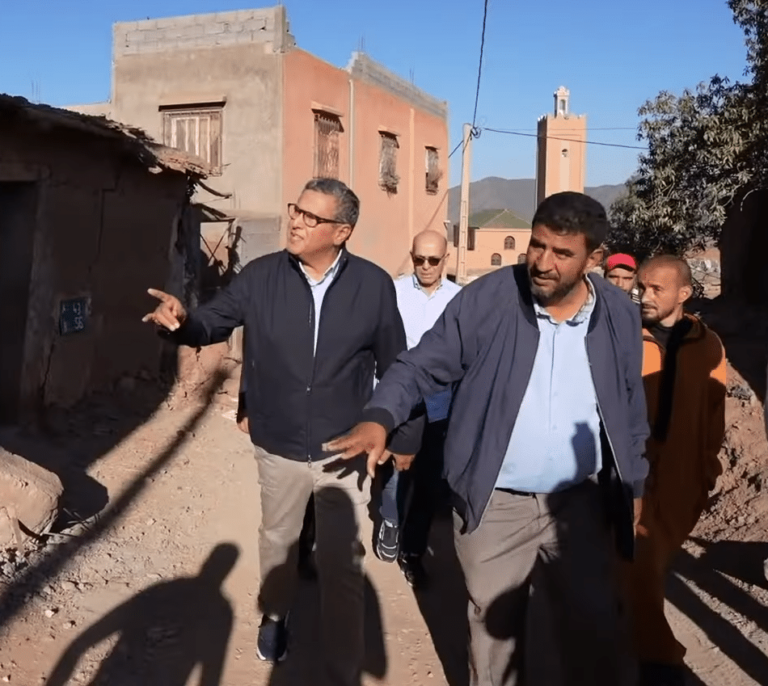 El primer ministro de Marruecos visita por primera vez el epicentro del terremoto dos semanas después: "Un Gobierno en coma"