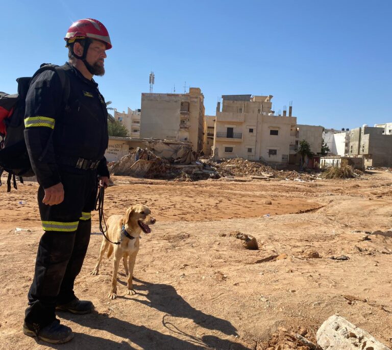 Los bomberos españoles desplegados en Libia regresan a casa sin hallar supervivientes