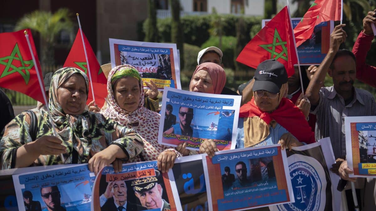 Protesta en Rabat por la muerte a tiros de dos jóvenes marroquíes por guardacostas argelinos.