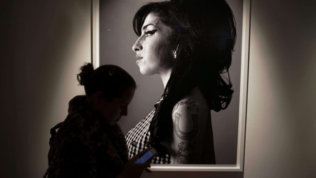 Los 40 años de Amy Winehouse, la voz inmanejable que buscaba a alguien "tan loco" como ella