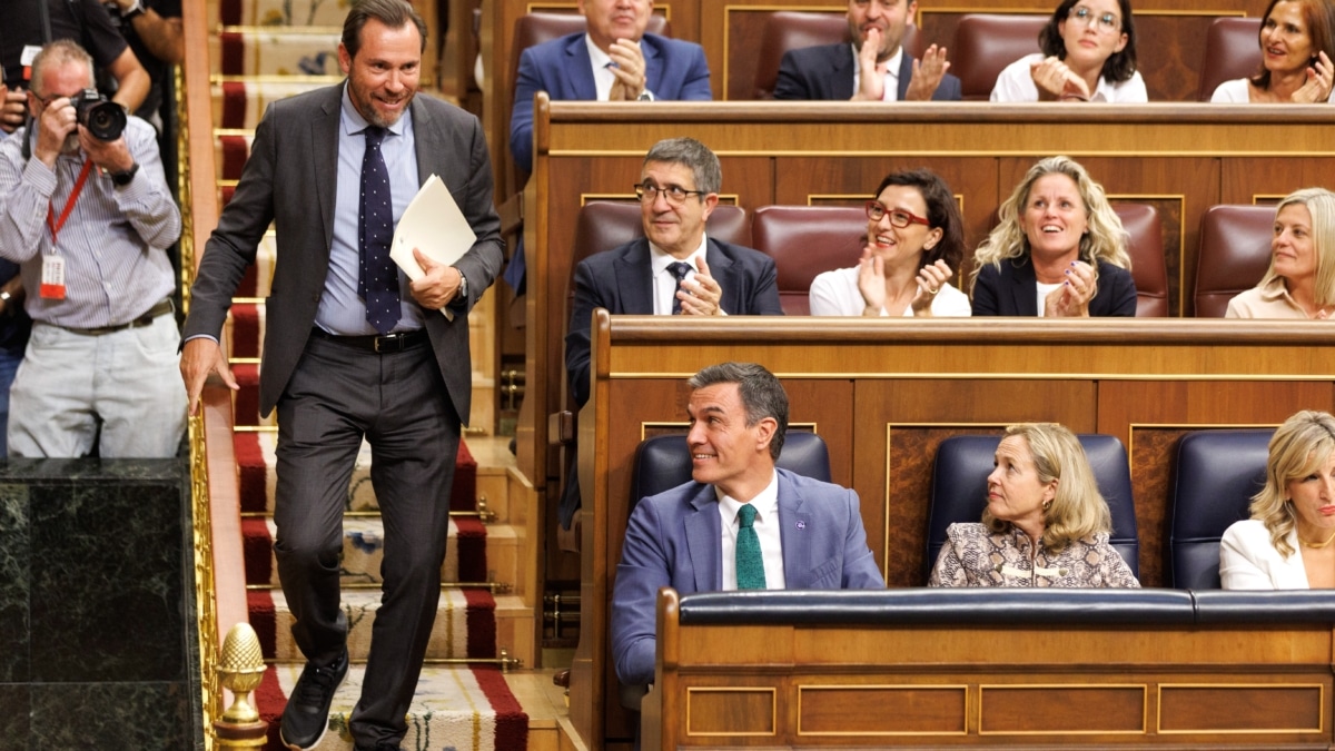 El diputado electo y secretario general del PSOE de Valladolid, Óscar Puente, durante la primera sesión del debate de investidura del líder del PP, en el Congreso de los Diputados