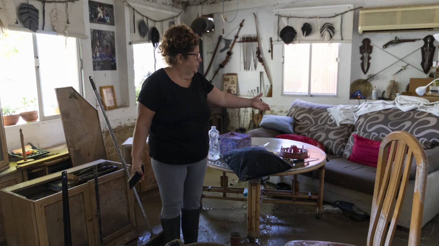 Susana, una de las vecinas afectadas por las inundaciones de Escalona, muestra cómo ha quedado su casa