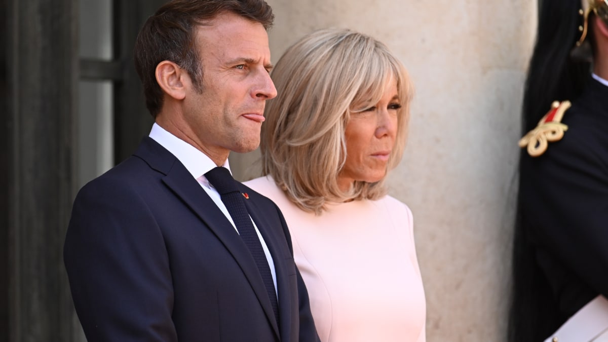 Emmanuel Macron junto a su esposa Brigitte en 2022 durante la recepción al presidente de Emiratos Árabes Unidos.