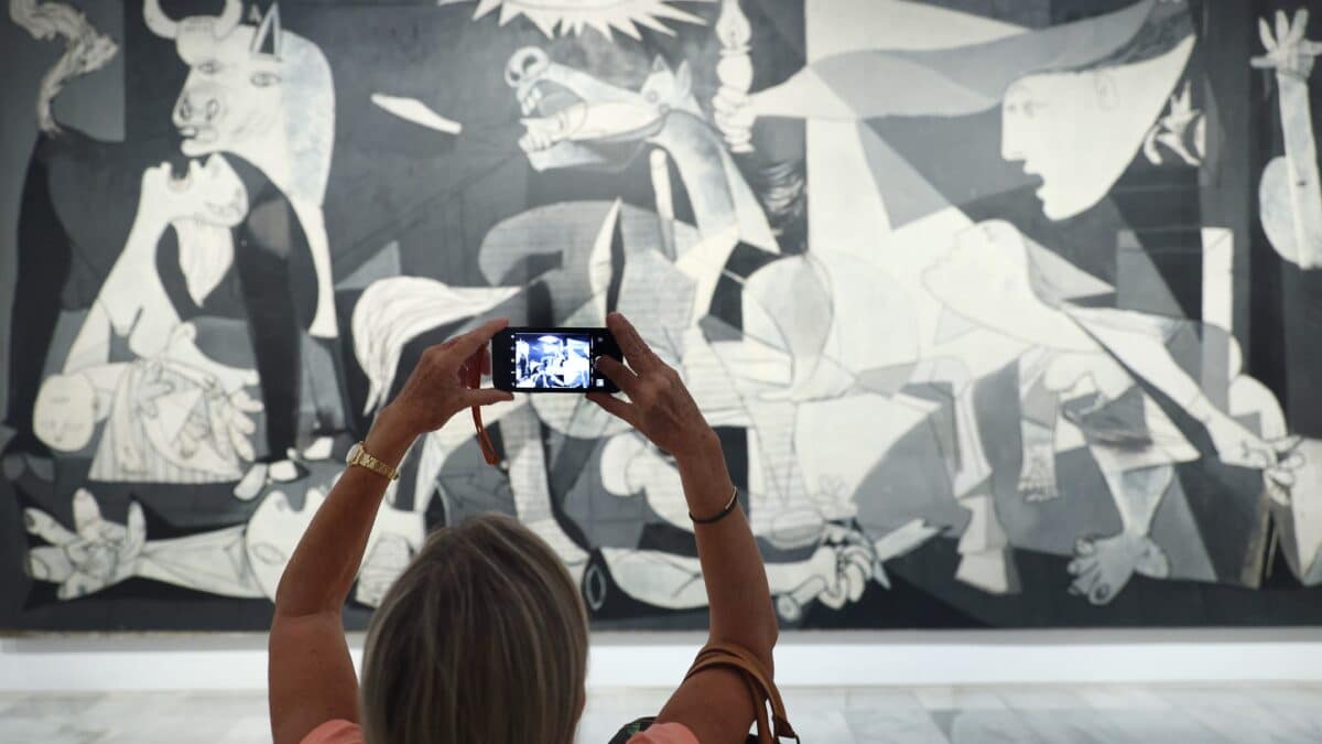 Una mujer fotografía la obra de Picasso 'Guernica' durante la presentación de los actos conmemorativos del Año Picasso