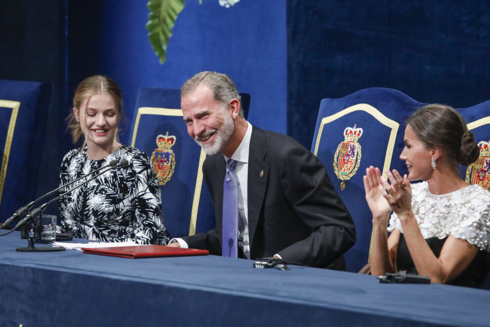 El rey Felipe con su hija Leonor y la reina Letizia en la gala de los premios Princesa 2022