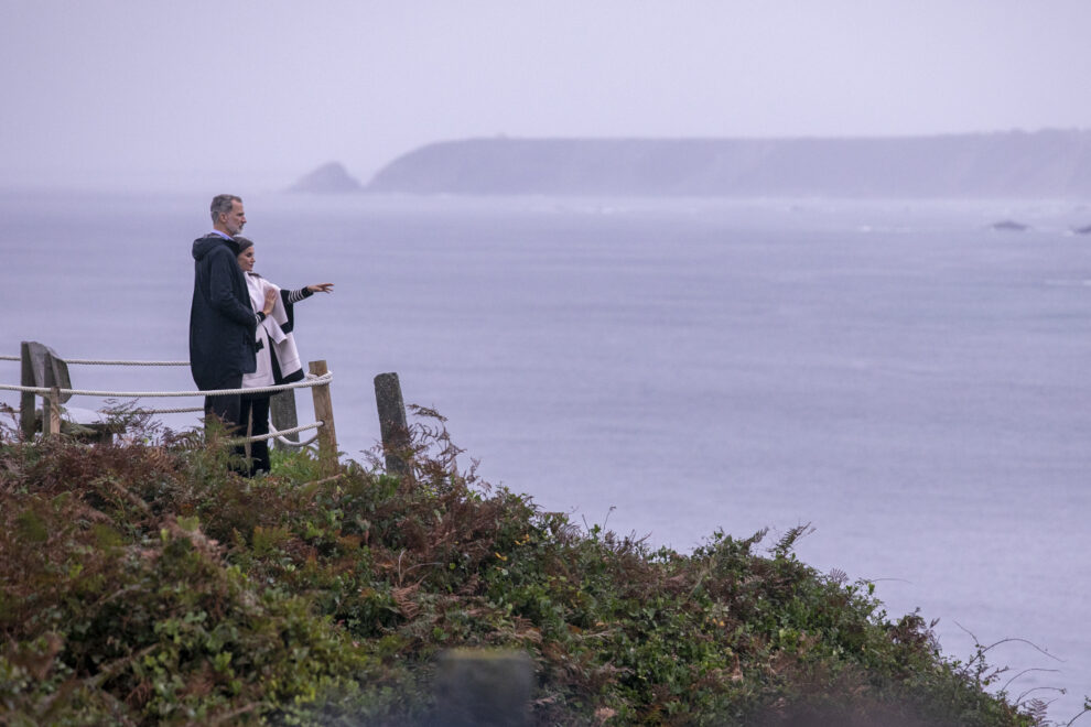 El rey Felipe VI y la reina Letizia observan el mar durante una visita a la parroquia de Cadavéu, a la que los reyes entregaron el ‘Premio al Pueblo Ejemplar de Asturias 2022’