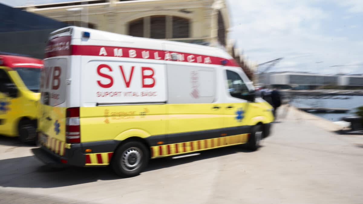 Una ambulancia durante un simulacro de emergencia por ataque terrorista, en el Puerto de Valencia
