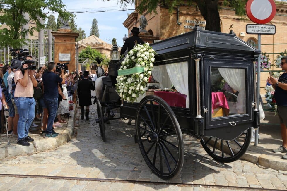 El coche de caballos que porta el féretro con los restos mortales de María Jiménez a su llegada al cementerio de San Fernando de Sevilla. Leandro Wassaul / Europa Press
