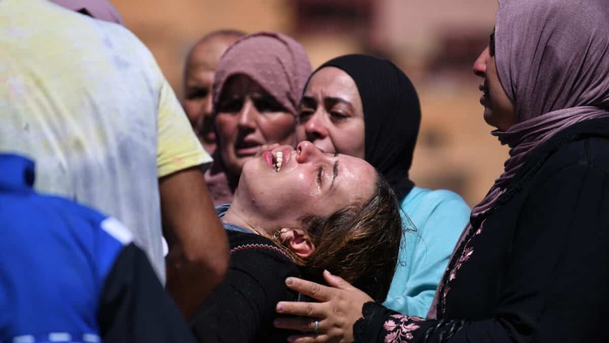 Mujeres lloran la perdida de sus seres queridos fallecidos en el terremoto