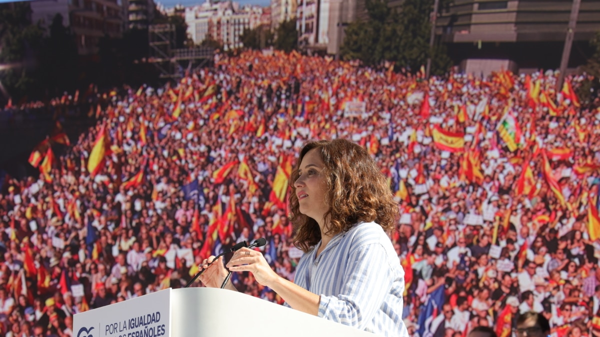 La presidenta de la Comunidad de Madrid, Isabel Díaz Ayuso, interviene durante la manifestación organizada por el PP,bajo el lema ‘A la calle contra la amnistía, el referéndum y contra aquellos que quieren destruir nuestro Estado de Derecho’