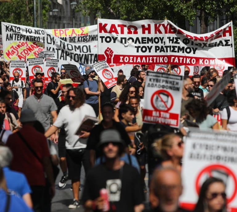 Grecia aprueba la semana laboral de seis días y trabajar hasta 13 horas por jornada pese a las protestas