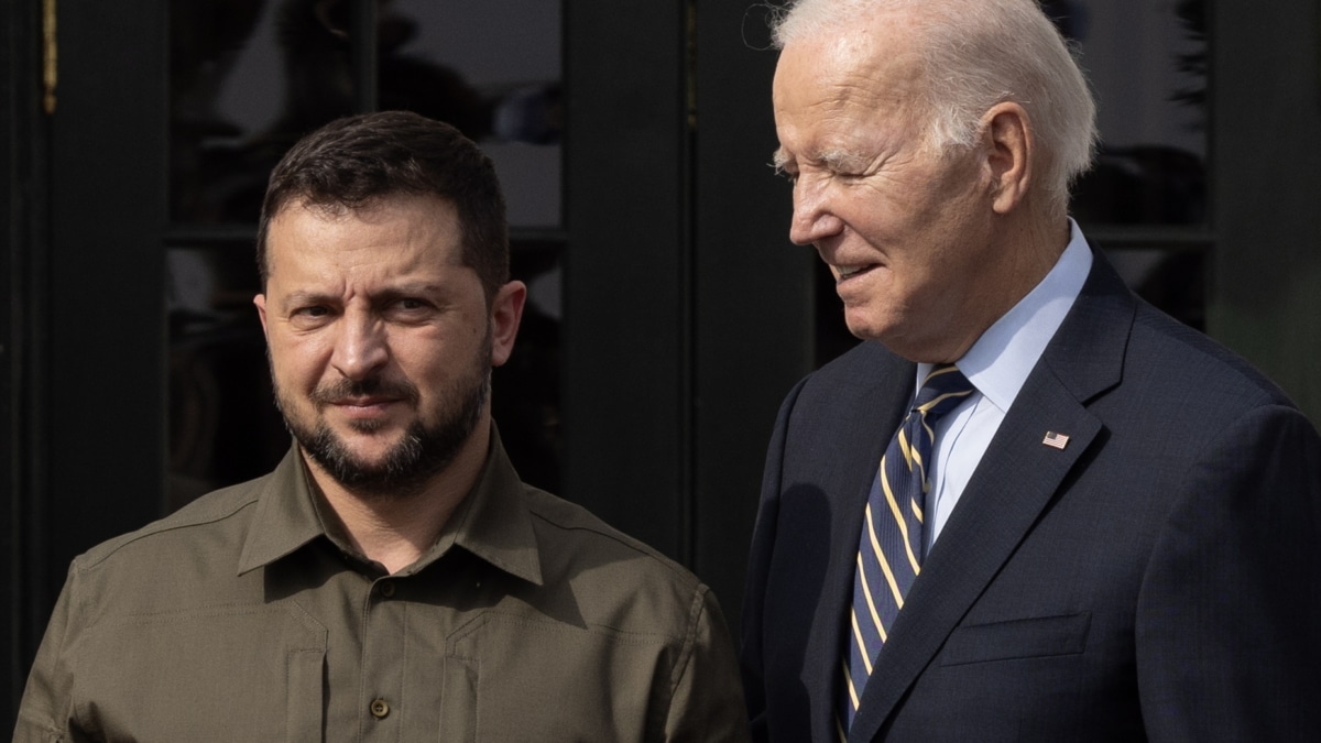 El Presidente estadounidense Joe Biden (R) saluda al Presidente ucraniano Volodymyr Zelensky (L) en el césped Sur de la Casa Blanca