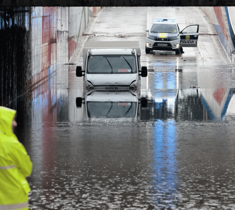 Alerta roja en Valencia por lluvia torrencial: colegios cerrados y red de alcantarillado colapsada