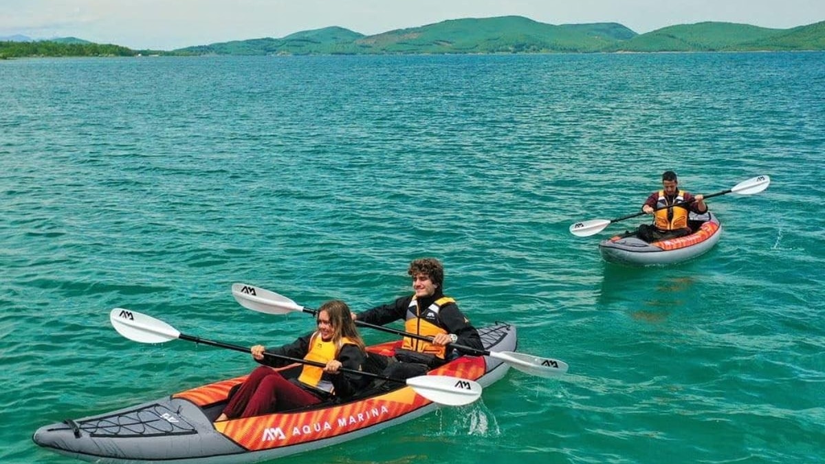 Dos kayaks hinchables sobre el mar