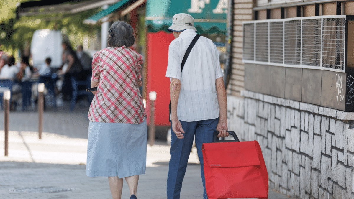 Una pareja mayor caminan juntos después de que la incertidumbre del retraso de los viajes del Imserso les obligue a buscar las alternativas